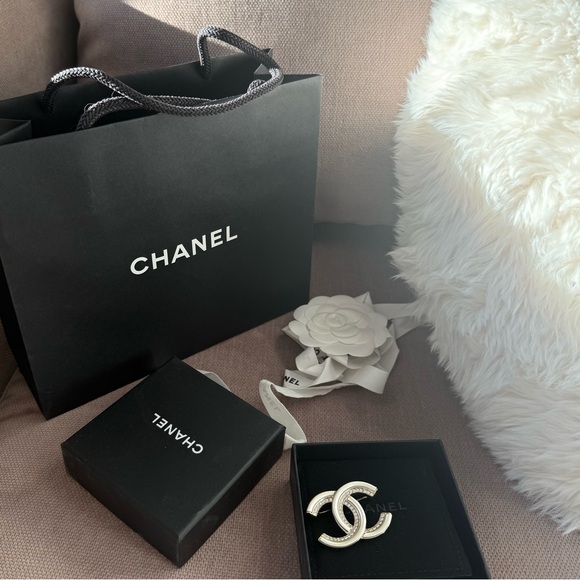 CHANEL CC Brooch / Pin – Champagne Gold with Crystals - Picture 5 of 10